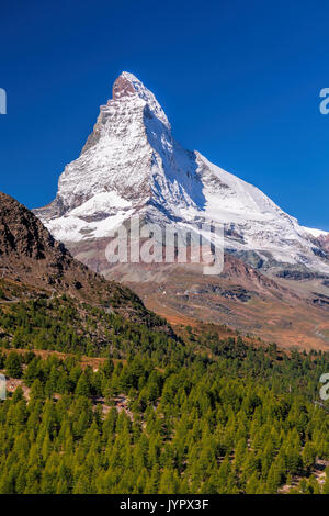 Matterhorn peak contro il cielo blu nelle alpi svizzere, area di Zermatt Foto Stock