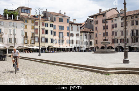 Piazza Matteotti è la piazza centrale della città di Udine. Foto Stock