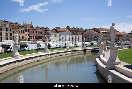 Il sabato il Prato della Valle, la piazza centrale della città, si trasforma in un mercato di strada. Foto Stock