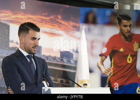 Il centrocampista spagnolo Dani Ceballos assiste una presentazione come un nuovo giocatore per il Real Madrid C.F. football team al Santiago Bernabeu Stadium. Dotato di: Dani Ceballos dove: Madrid, Spagna Quando: 20 lug 2017 Credit: Oscar Gonzalez/WENN.com Foto Stock