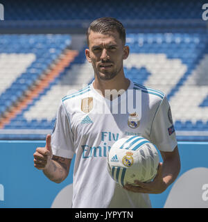 Il centrocampista spagnolo Dani Ceballos assiste una presentazione come un nuovo giocatore per il Real Madrid C.F. football team al Santiago Bernabeu Stadium. Dotato di: Dani Ceballos dove: Madrid, Spagna Quando: 20 lug 2017 Credit: Oscar Gonzalez/WENN.com Foto Stock