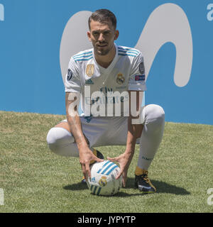 Il centrocampista spagnolo Dani Ceballos assiste una presentazione come un nuovo giocatore per il Real Madrid C.F. football team al Santiago Bernabeu Stadium. Dotato di: Dani Ceballos dove: Madrid, Spagna Quando: 20 lug 2017 Credit: Oscar Gonzalez/WENN.com Foto Stock