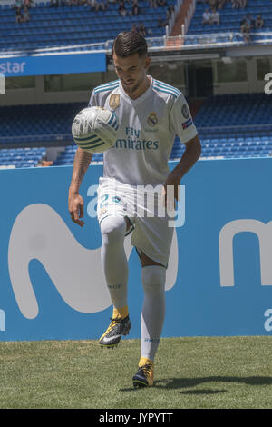 Il centrocampista spagnolo Dani Ceballos assiste una presentazione come un nuovo giocatore per il Real Madrid C.F. football team al Santiago Bernabeu Stadium. Dotato di: Dani Ceballos dove: Madrid, Spagna Quando: 20 lug 2017 Credit: Oscar Gonzalez/WENN.com Foto Stock