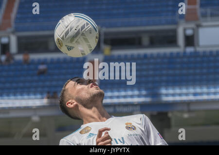 Il centrocampista spagnolo Dani Ceballos assiste una presentazione come un nuovo giocatore per il Real Madrid C.F. football team al Santiago Bernabeu Stadium. Dotato di: Dani Ceballos dove: Madrid, Spagna Quando: 20 lug 2017 Credit: Oscar Gonzalez/WENN.com Foto Stock