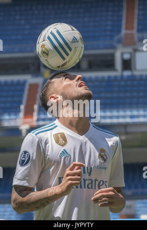 Il centrocampista spagnolo Dani Ceballos assiste una presentazione come un nuovo giocatore per il Real Madrid C.F. football team al Santiago Bernabeu Stadium. Dotato di: Dani Ceballos dove: Madrid, Spagna Quando: 20 lug 2017 Credit: Oscar Gonzalez/WENN.com Foto Stock