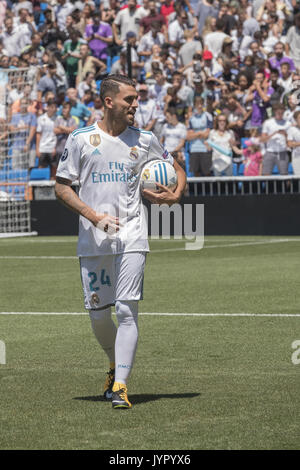 Il centrocampista spagnolo Dani Ceballos assiste una presentazione come un nuovo giocatore per il Real Madrid C.F. football team al Santiago Bernabeu Stadium. Dotato di: Dani Ceballos dove: Madrid, Spagna Quando: 20 lug 2017 Credit: Oscar Gonzalez/WENN.com Foto Stock