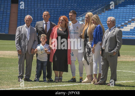 Il centrocampista spagnolo Dani Ceballos assiste una presentazione come un nuovo giocatore per il Real Madrid C.F. football team al Santiago Bernabeu Stadium. Dotato di: Dani Ceballos dove: Madrid, Spagna Quando: 20 lug 2017 Credit: Oscar Gonzalez/WENN.com Foto Stock