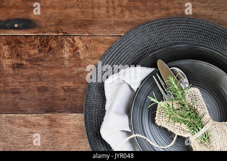 Rustico sfondo di caduta delle foglie di autunno e luci decorative con tag vuoto per spazio di copia su un sfondo rustico di legno del granaio. Scatto dall'alto. Foto Stock