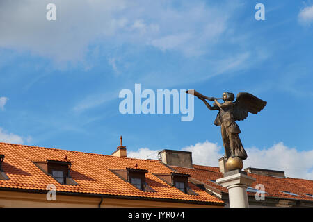 La statua di un angelo in area Uzupis contro il cielo blu. Vilnius, Lituania. Foto Stock