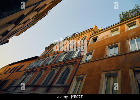 Vista inusuale sulla strada di Roma nel quartiere di Trastevere al mattino presto. Foto Stock