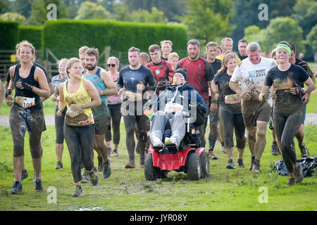 Rob Camm, che soffre da tetraplegia e paralised dal collo in giù, prende parte alla sua terza dura Mudder evento al Badminton station wagon, Wiltshire, dove egli è affrontare il corso con un appositamente progettato sedia egli controlla con il suo mento. Foto Stock