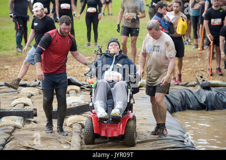 Rob Camm, che soffre da tetraplegia e paralised dal collo in giù, prende parte alla sua terza dura Mudder evento al Badminton station wagon, Wiltshire, dove egli è affrontare il corso con un appositamente progettato sedia egli controlla con il suo mento. Foto Stock