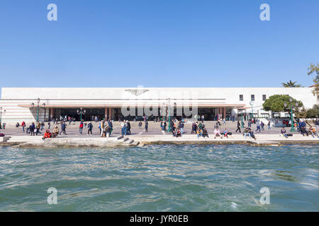 Vista sul Canal Grande della Ferrovia o St Lucia stazione ferroviaria, Venezia, Veneto, Italia con una folla di persone sul piazzale con la gente del posto e tou Foto Stock