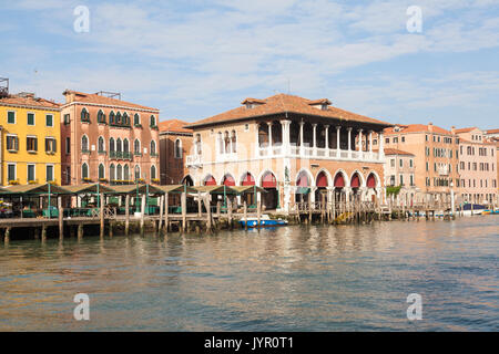 Il mercato di Rialto di Venezia e il Canal Grande in mattina presto luce con bancarelle deserte, riflessi sull'acqua e nessuna barca il traffico. Il Ria Foto Stock