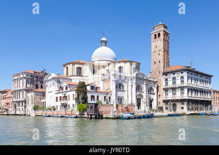 Vista di San Geremia chiesa, Cannaregio, Venezia, Veneto, Italia dal lato opposto del Canal Grande con Palazzo Flangini sulla sinistra e Palazzo Foto Stock