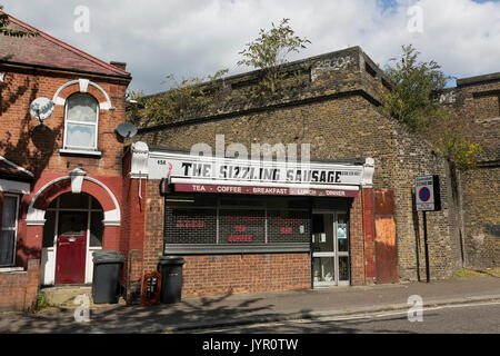 Vista del sfrigolanti salsicce cafe a Leyton, a est di Londra. Foto Stock