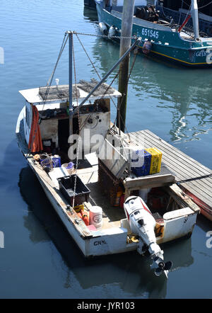 La pesca commerciale barca presso il dock in Wellfleet Harbour, Cape Cod Foto Stock