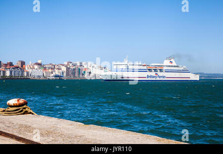 Brittany Ferries traghetto in arrivo al porto di Santander Spagna da Portsmouth in Inghilterra Foto Stock