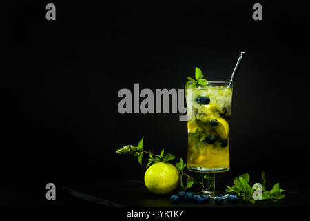 Mirtillo mojito con calce e menta su sfondo nero Foto Stock