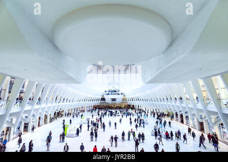 L'Occhio World Trade Center il trasporto del mozzo principale interno mezzanino con pendolari e turisti, Manhattan, New York, Stati Uniti d'America Foto Stock