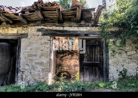 Campagna, East Serbia - abbandonate e decadenti cantina Foto Stock