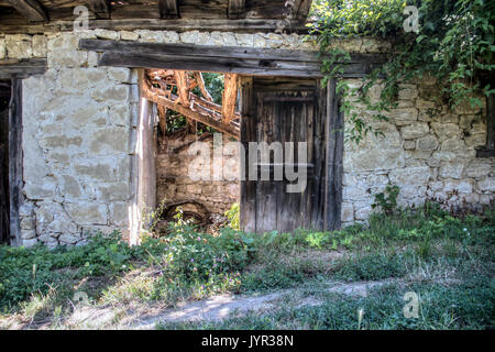 Campagna, East Serbia - abbandonate e decadenti cantina Foto Stock