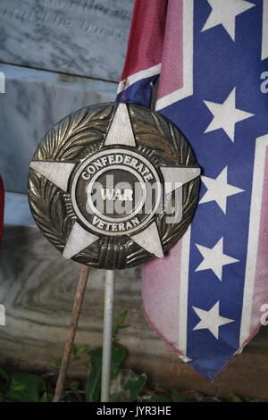 Confederato veterano di guerra evidenziatore lungo con la bandiera Confederate in un cimitero storico vicino a Ocala, Florida Foto Stock