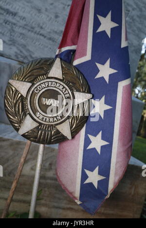 Confederato veterano di guerra evidenziatore lungo con la bandiera Confederate in un cimitero storico vicino a Ocala, Florida Foto Stock