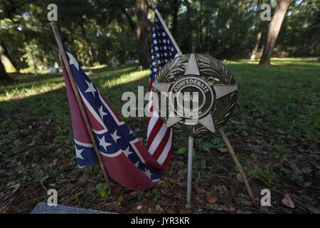 Confederato veterano di guerra evidenziatore lungo con entrambi i flag di confederati e la bandiera americana in un cimitero storico vicino a Ocala, Florida Foto Stock