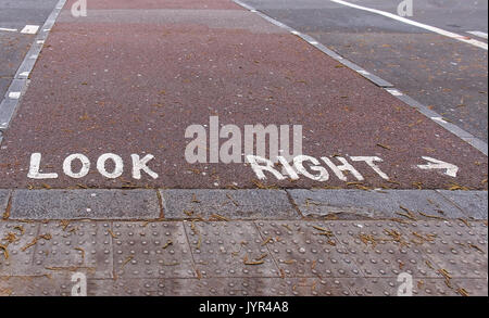 Guardare a destra cartello sulla pavimentazione stradale a Londra Foto Stock