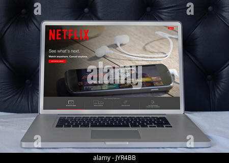 LONDON, Regno Unito - 02 Giugno 2015: Netflix pagina web su schermo di computer portatile in casa camera da letto. Netflix è un fornitore globale di streaming di filmati e T Foto Stock