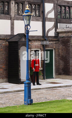 La British Royal Guard nella Torre di Londra la guardia , Londra, Regno Unito. Foto Stock