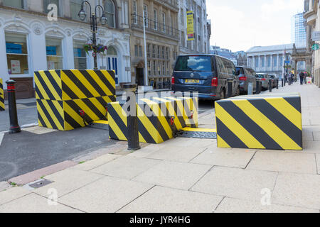 Barriera del veicolo attraverso un blocco stradale contro gli attacchi terroristici nella città di Birmingham REGNO UNITO Foto Stock