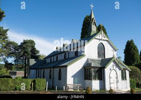 Santa Barbara la chiesa Garrison a Deepcut nel Surrey, Regno Unito, con l'azzurro del cielo. Foto Stock