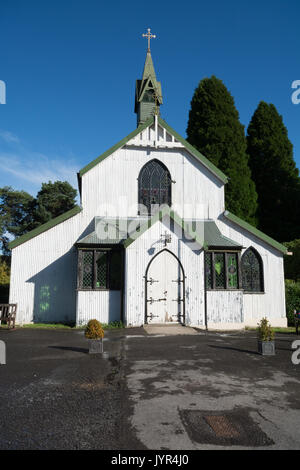 Santa Barbara la chiesa Garrison a Deepcut nel Surrey, Regno Unito, con l'azzurro del cielo. Foto Stock