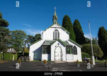 Santa Barbara la chiesa Garrison a Deepcut nel Surrey, Regno Unito, con l'azzurro del cielo. Foto Stock
