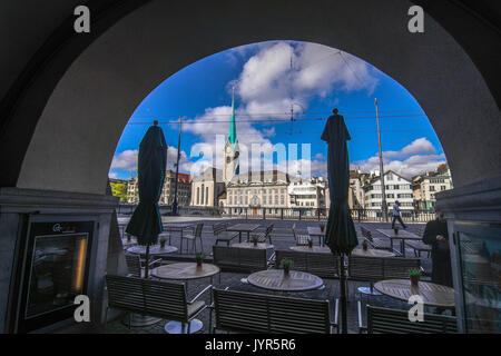 Vista Ppanorama al Frau Munster chiesa da sotto un arco a Zurigo Svizzera Foto Stock