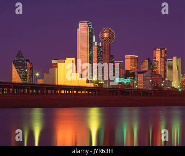 Il centro della città in tutta la Trinità fiume al tramonto, Dallas, Texas, Stati Uniti d'America Foto Stock