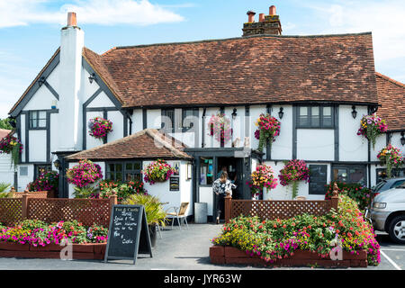 Xvii secolo il Fox & Pub Castello, Burfield Road, Old Windsor, Berkshire, Inghilterra, Regno Unito Foto Stock