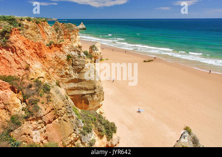 Vista sulla spiaggia, Praia da Rocha, Portimão, Regione dell'Algarve, Portogallo Foto Stock