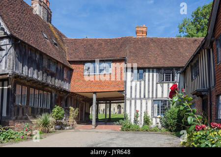 Legno a cortile davanti alla Basilica di San Giovanni Battista, Rogues Hill, Penshurst, Kent, England, Regno Unito Foto Stock