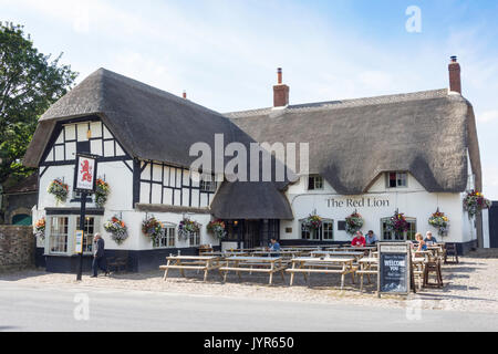 Xvii secolo il Pub Red Lion, High Street, Avebury, Wiltshire, Inghilterra, Regno Unito Foto Stock