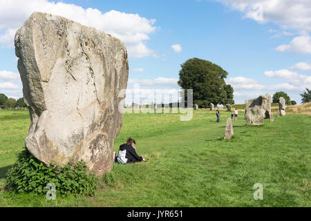 Il neolitico di Avebury pietre permanente, Avebury, Wiltshire, Inghilterra, Regno Unito Foto Stock