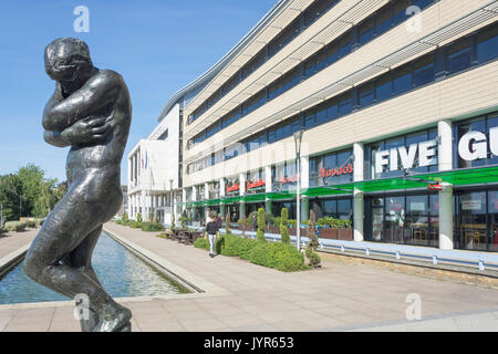 Il Centro Civico, i giardini d'acqua, il collegio di piazza, Harlow, Essex, Inghilterra, Regno Unito Foto Stock