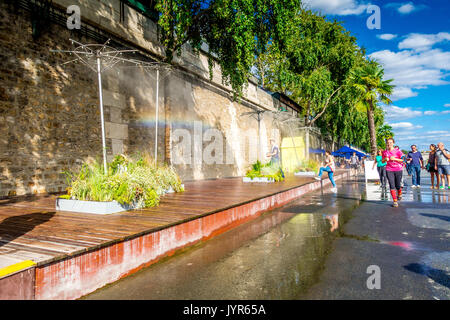 Sprinkler acqua forniscono sollievo dal caldo estivo durante il Paris Plages Foto Stock