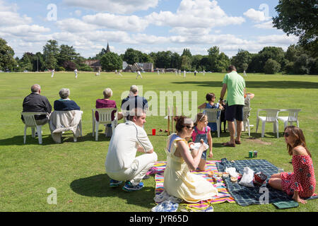 Il match di sabato sera a Chorleywood Cricket Club, Chorleywood, Hertfordshire, England, Regno Unito Foto Stock
