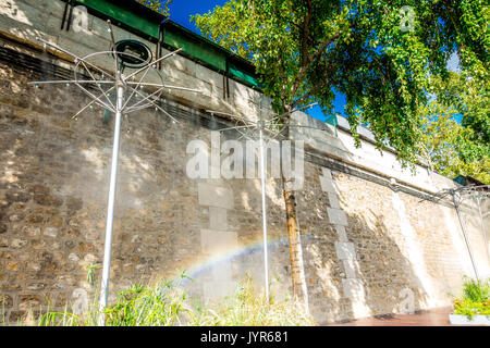 Sprinkler acqua forniscono sollievo dal caldo estivo durante il Paris Plages Foto Stock