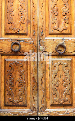 Antica porta di legno con intarsio Foto Stock