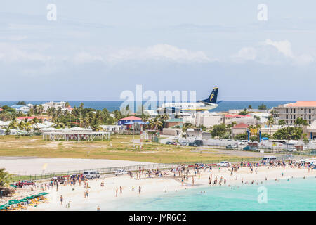 Saint Martin è parte delle Isole Sottovento nel Mar dei Caraibi. Esso comprende 2 paesi separati, diviso tra il suo francese e olandese i lati. Foto Stock