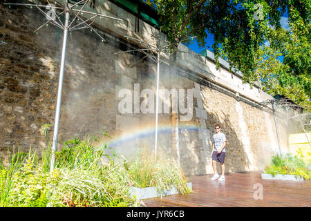 Sprinkler acqua forniscono sollievo dal caldo estivo durante il Paris Plages Foto Stock